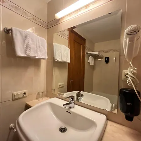 Hotel Joan Canejan Les