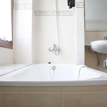 Joan Canejan Hotel Les