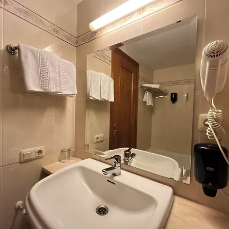 Joan Canejan Hotel *